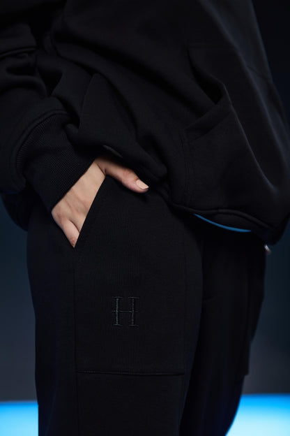 SIGNATURE RELAXED JOGGERS